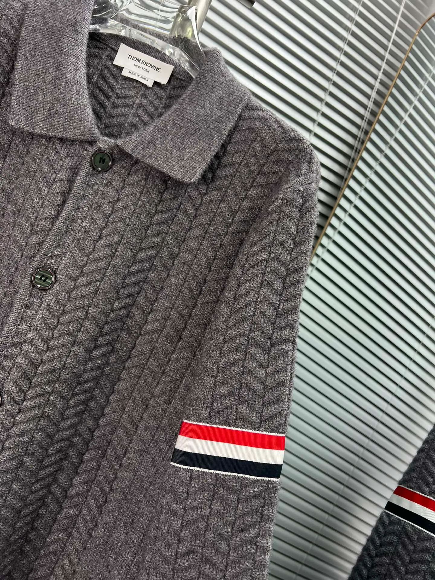 THOM BROWNE🇫🇷 𝐓𝐁 📍𝐂𝐨𝐥𝐨𝐮𝐫 ：Gray🆚Navy Blue🆚White 📍𝐒𝐢𝐳𝐞Size： 📍𝐃𝐞𝐭𝐚𝐢𝐥 ： ， ， 。 ， ， ， Classic ， get buff， ， ， ， ， ， ， ~~ Gray Classic Navy Blue